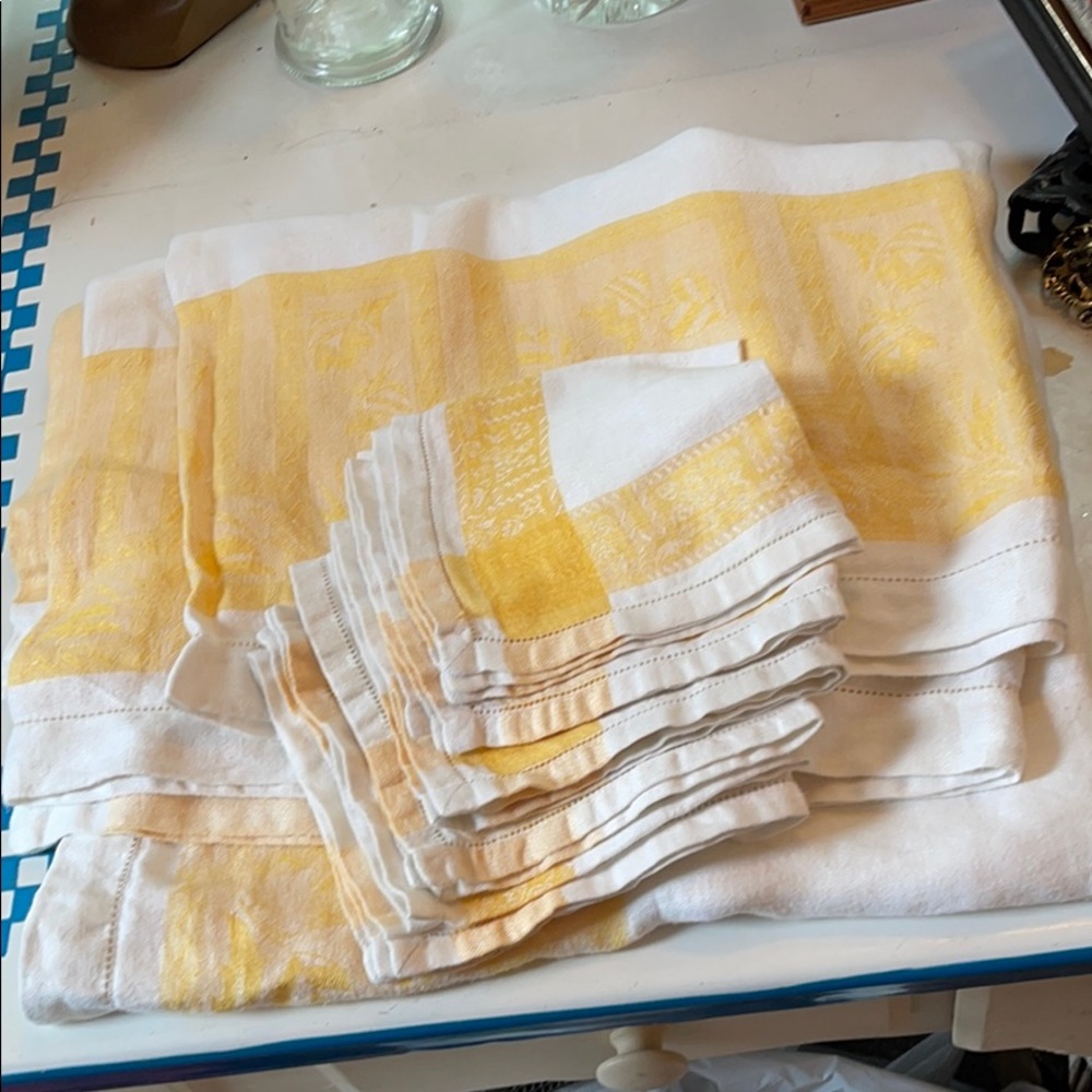 VINTAGE TABLE CLOTH WITH 8 MATCHING NAPKINS